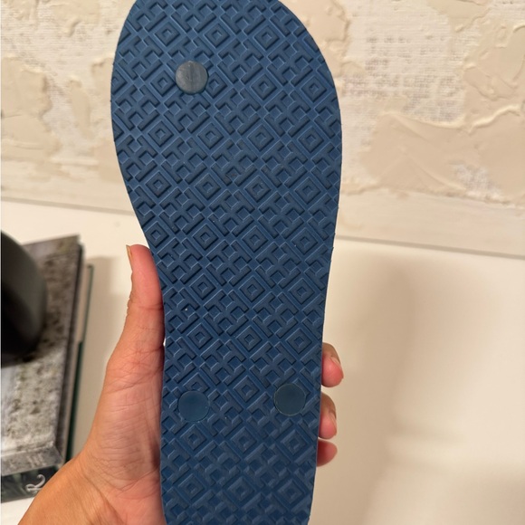 Tory Burch flip flops size 8 MONOGRAM FLIP FLOPS rubber thong Navy Blue Floral - Picture 4 of 7